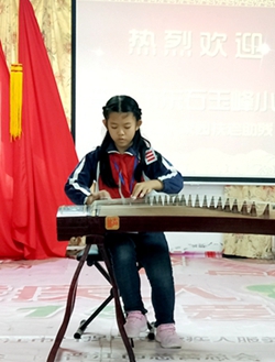 杨琪琪前往晋江市自强自立残疾人服务中心为残疾人演奏古筝_副本.jpg